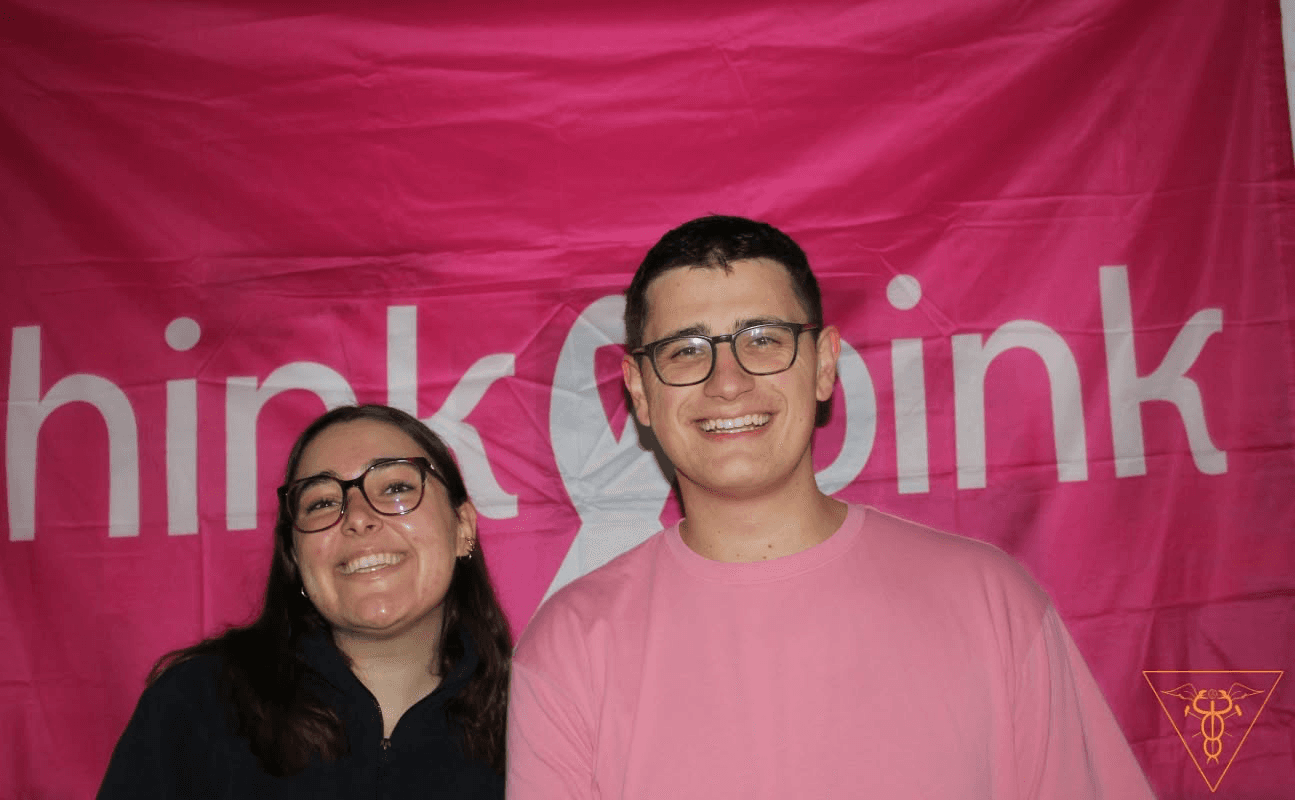 étudiants devant la bannière Think Pink